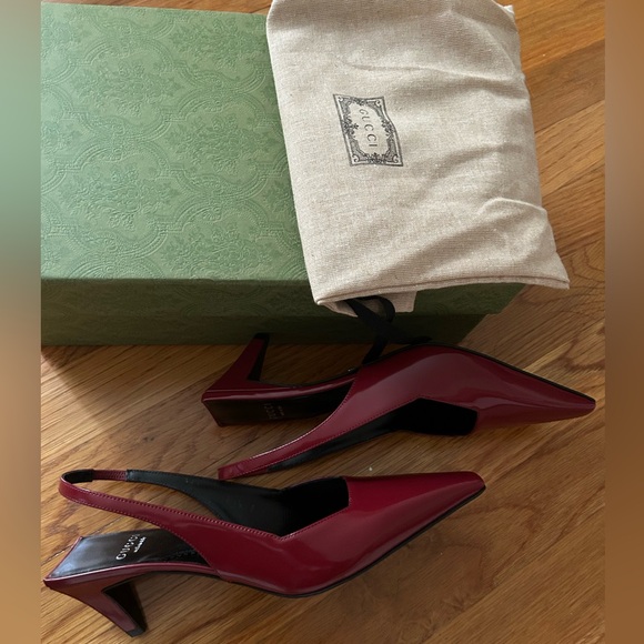 Gucci - Mallory 55 Patent-leather Slingback Pumps - Womens - Cherry - Picture 6 of 12